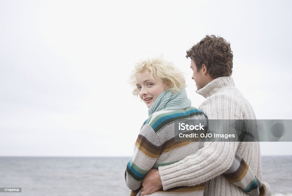 Una Pareja en la playa - Foto de stock de Frío libre de derechos