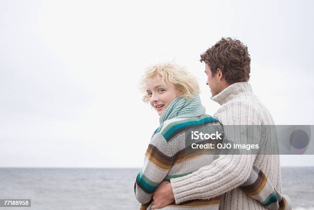 Una Pareja En La Playa Foto de stock y más banco de imágenes de Frío - Frío, Mar, Parejas