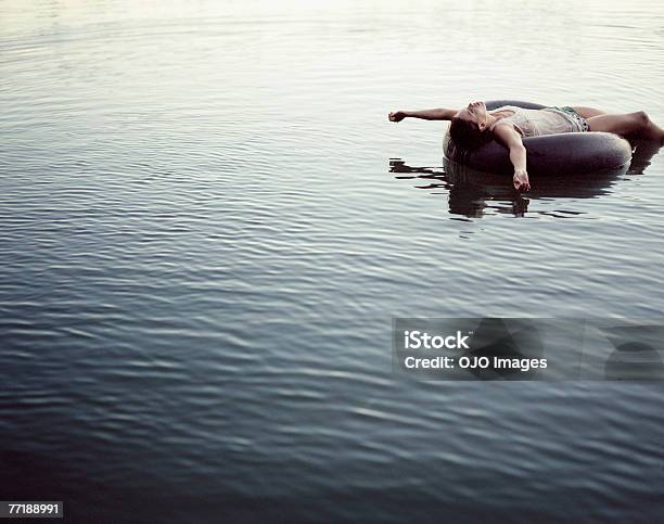 Foto de Uma Mulher Relaxante Na Água e mais fotos de stock de Lago - Lago, Boia - Inflável, Natação