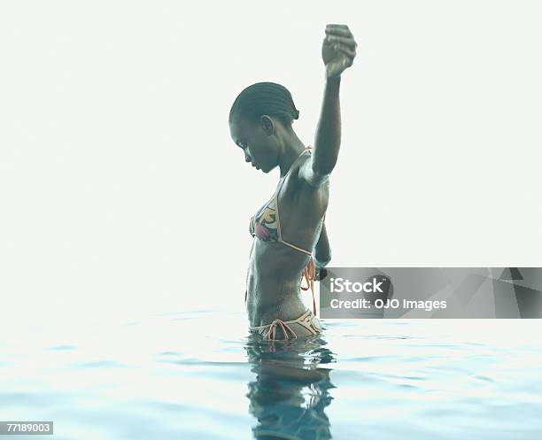 Mulher Relaxante Na Água - Fotografias de stock e mais imagens de 20-24 Anos - 20-24 Anos, Afro-americano, Ao Ar Livre