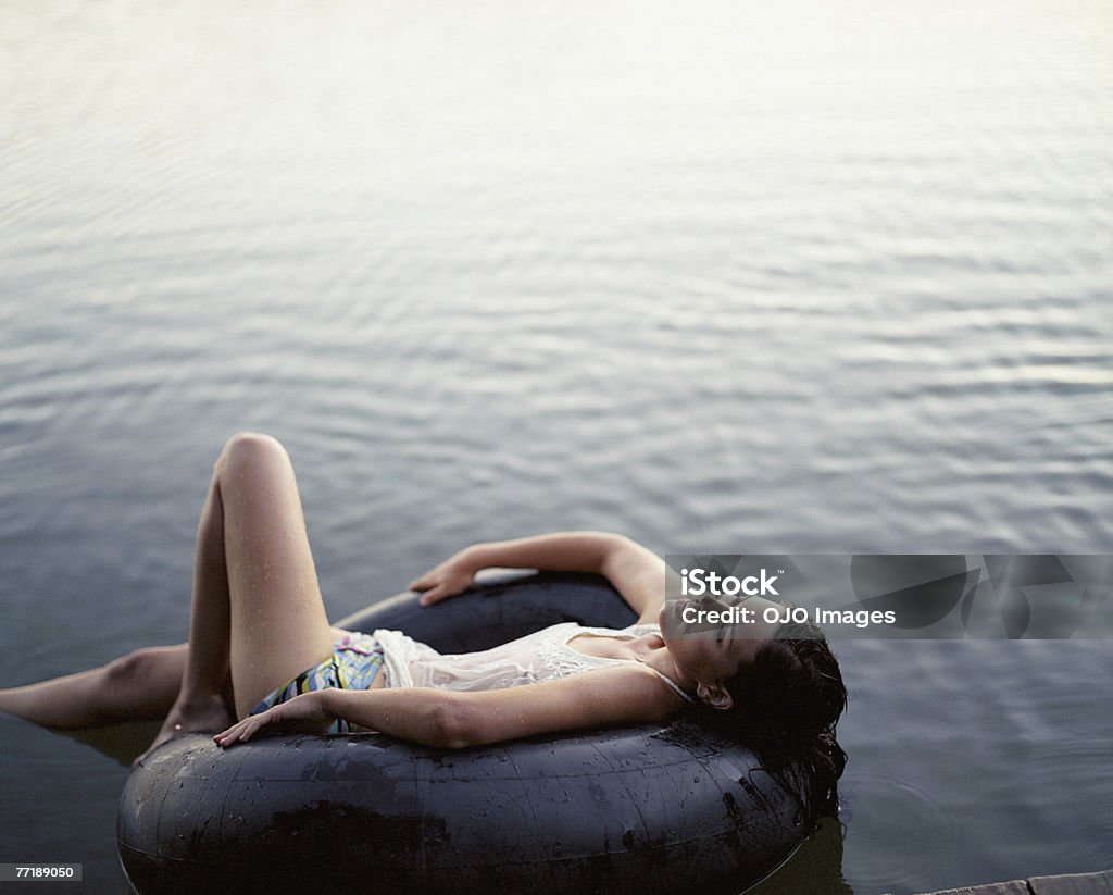 Eine Frau Entspannen im Wasser - Lizenzfrei Auf dem Wasser treiben Stock-Foto