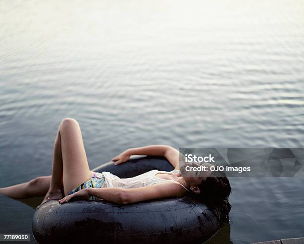 Eine Frau Entspannen Im Wasser Stockfoto und mehr Bilder von Auf dem Wasser treiben - Auf dem Wasser treiben, Eine Frau allein, Fotografie