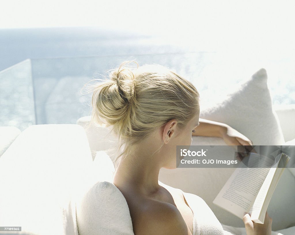 Mujer leyendo un libro - Foto de stock de 20-24 años libre de derechos