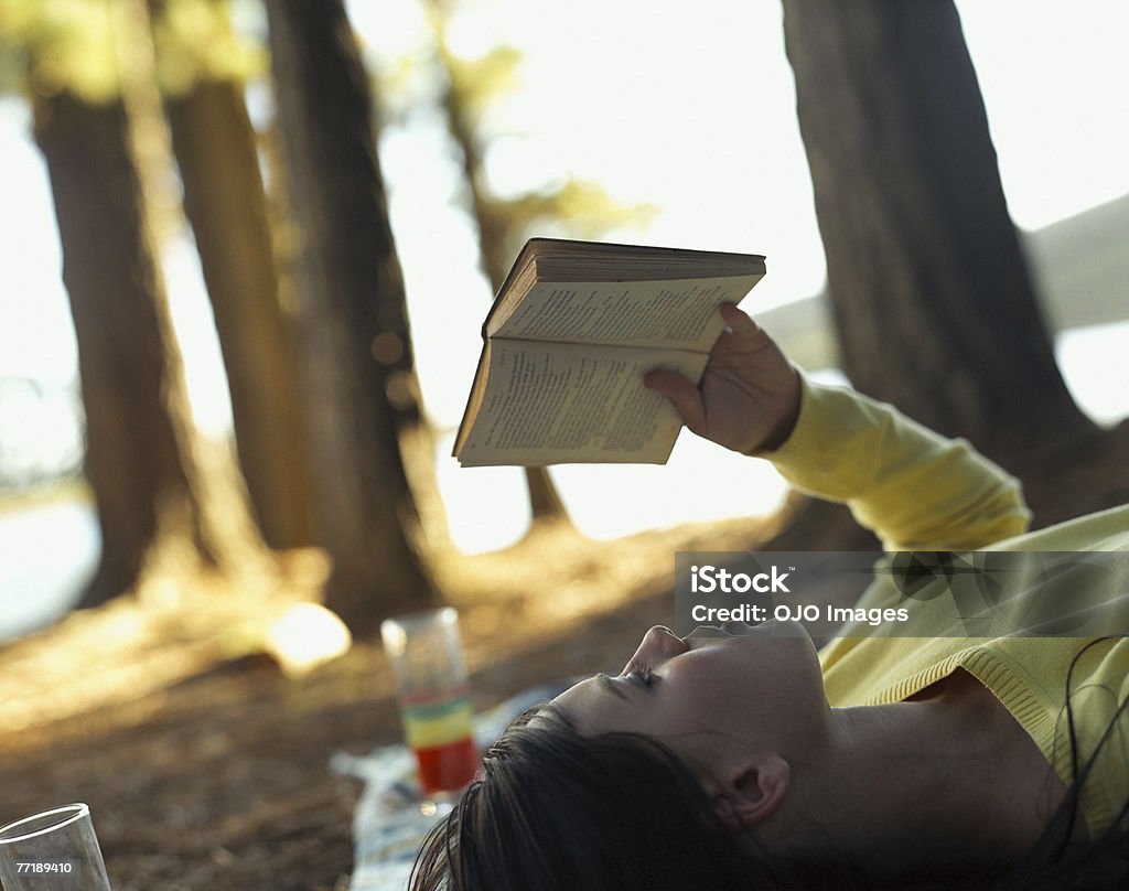 Une femme se détendre dans les bois de lecture - Photo de 20-24 ans libre de droits