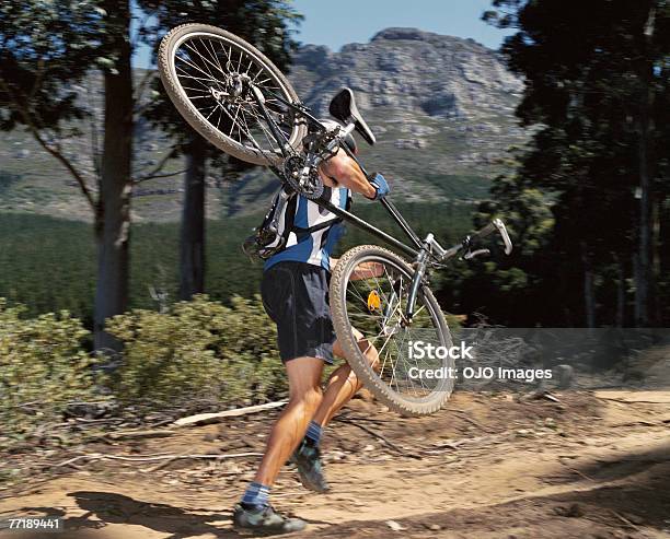 Un Hombre Con Un Bicicleta De Montaña En La Ruta Foto de stock y más banco de imágenes de Ciclismo de montaña - Ciclismo de montaña, Mountain Bike, 30-34 años