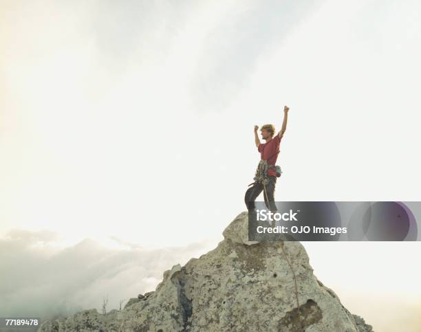 Foto de Uma Alpinista No Topo De Uma Montanha Vitorioso e mais fotos de stock de 20-24 Anos - 20-24 Anos, Comemoração - Conceito, Cordilheira