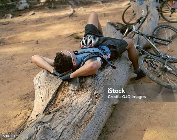 Photo libre de droit de Un Cycliste Prenant Une Pause Sur Un Rondin banque d'images et plus d'images libres de droit de 30-34 ans - 30-34 ans, Adulte d'âge moyen, Arbre