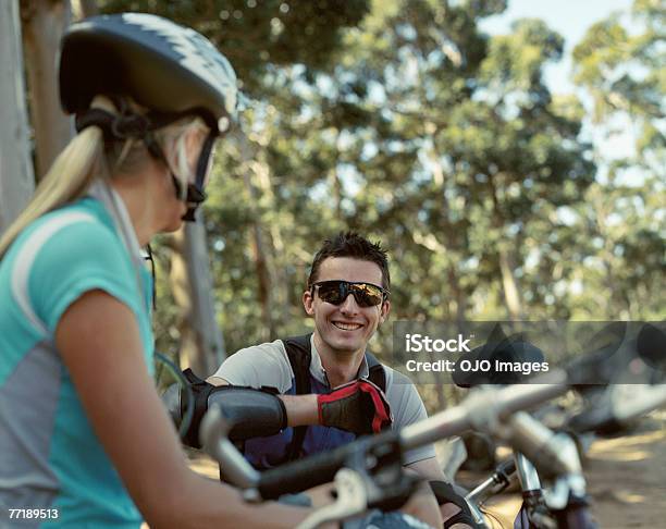 Due Ciclisti Di Prendere Una Pausa - Fotografie stock e altre immagini di 25-29 anni - 25-29 anni, Albero, Ambientazione esterna