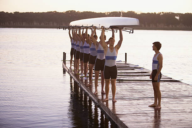 sportowców nosić załogi wiersz łódka nad głowami - rowboat sports team team sport teamwork zdjęcia i obrazy z banku zdjęć