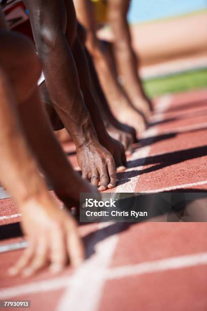 Corredores No Início Da Linha De Pista - Fotografias de stock e mais imagens de Atletismo - Atletismo, Linha de Largada, 20-24 Anos