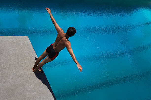 buzo desde trampolín - trampolín artículos deportivos fotografías e imágenes de stock