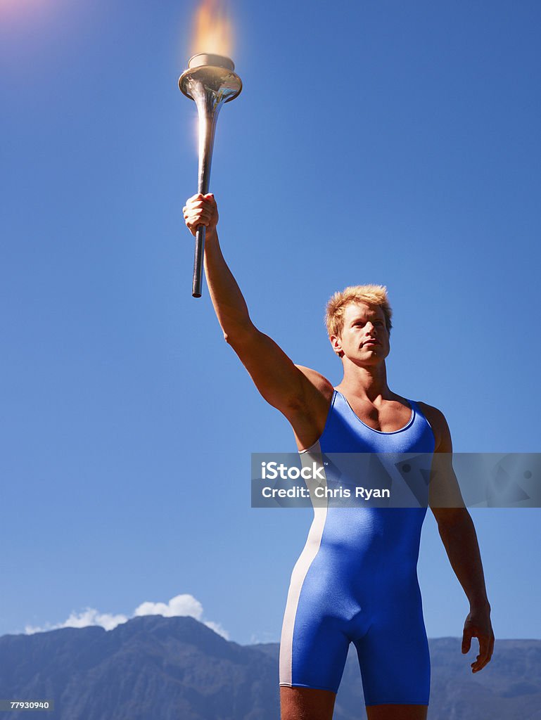 Atleta de sujeción de linterna en la pintoresca ubicación - Foto de stock de Agarrar libre de derechos