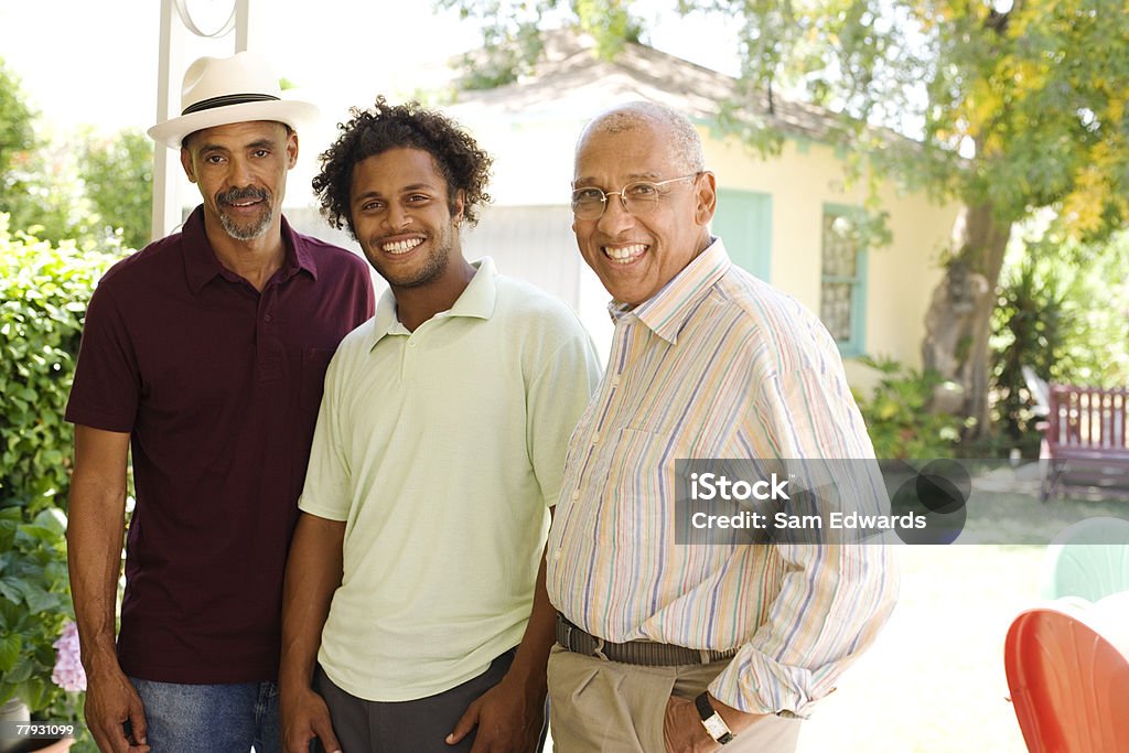 Trois hommes souriant à l'extérieur sur le patio - Photo de Groupe de personnes libre de droits