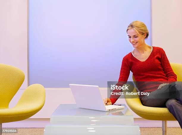 女性の椅子に座ってラップトップ - オフィスのストックフォトや画像を多数ご用意 - オフィス, 女性一人, 1人