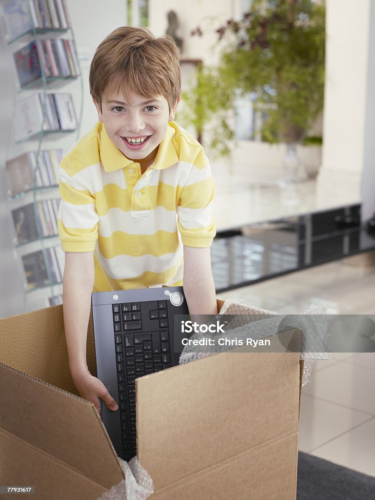 Niño con ordenador interior de apertura - Foto de stock de 10-11 años libre de derechos