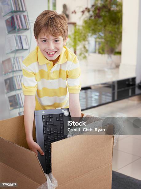 Niño Con Ordenador Interior De Apertura Foto de stock y más banco de imágenes de 10-11 años - 10-11 años, Abierto, Caja