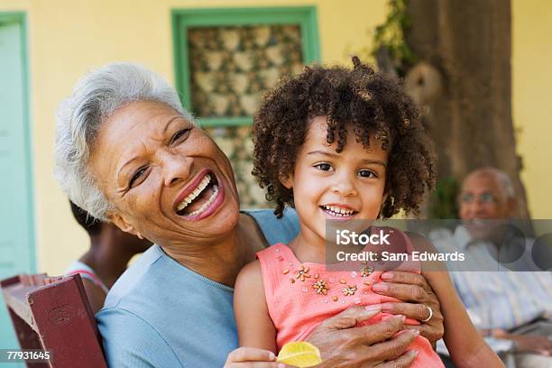 Frau Und Junge Mädchen Im Freien Mit Menschen Im Hintergrund Stockfoto und mehr Bilder von Großmutter