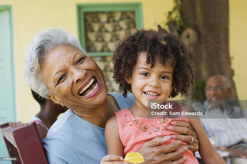 Женщина и молодая девушка на открытом воздухе с людьми на фоне - Стоковые фото Бабушка роялти-фри