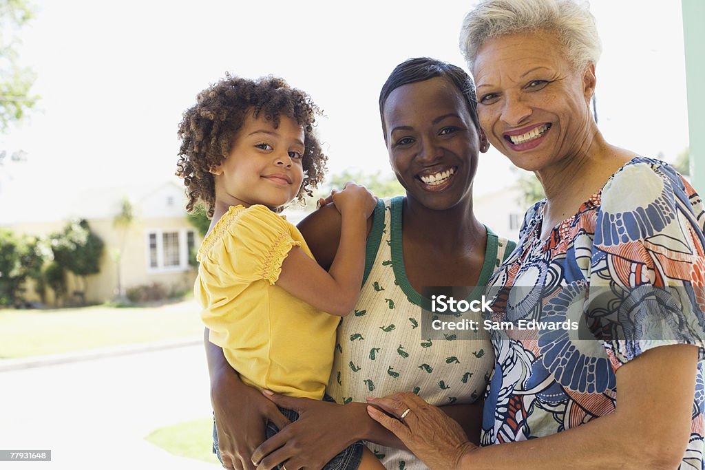 三世代の女性が屋外の絆 - 多世代家族のロイヤリティフリーストックフォト