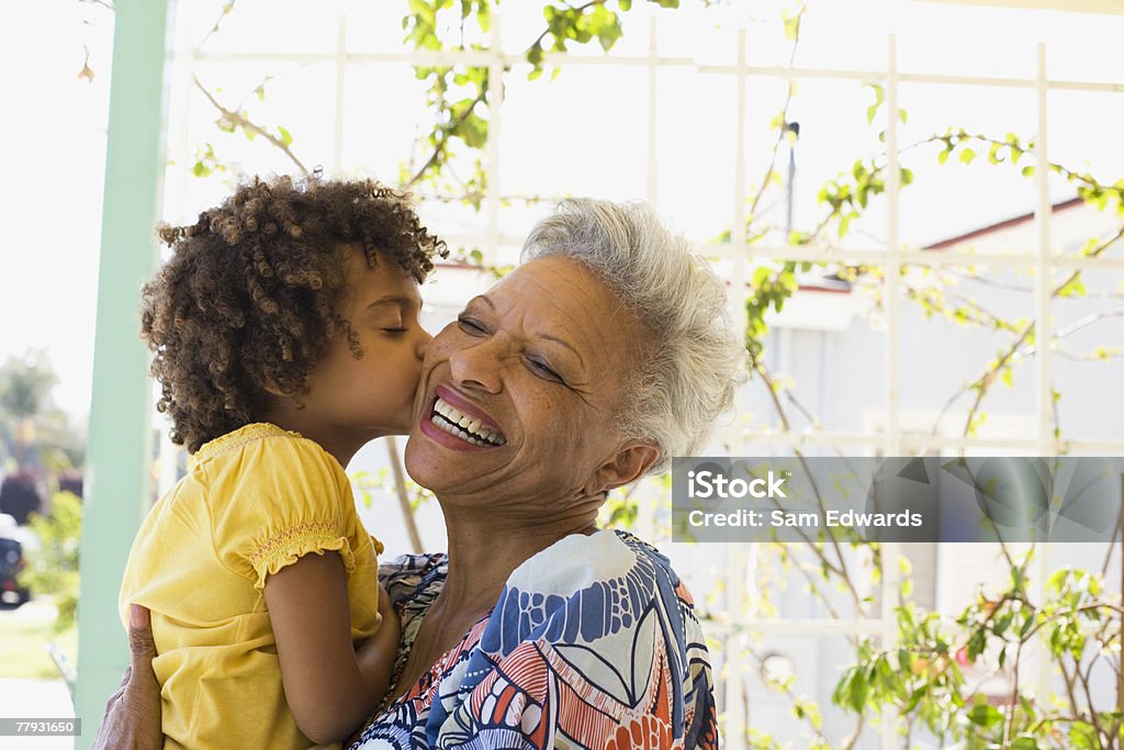 Femme et jeune fille embrassant à l'extérieur - Photo de Grand-mère libre de droits