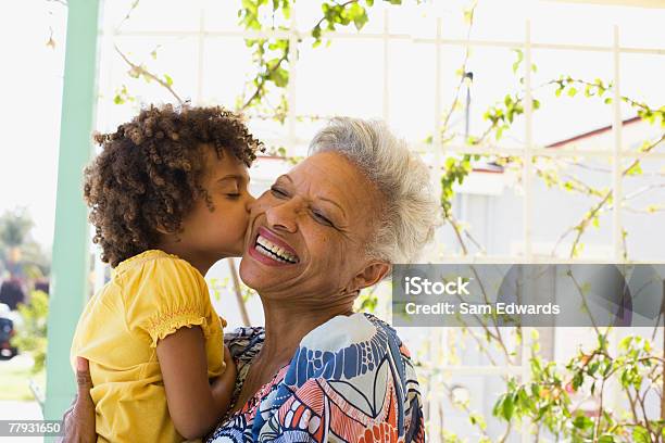 Photo libre de droit de Femme Et Jeune Fille Embrassant À Lextérieur banque d'images et plus d'images libres de droit de Grand-mère - Grand-mère, Bonheur, Afro-américain