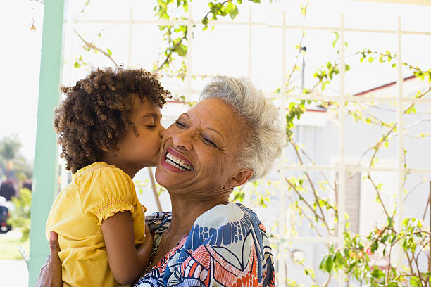 donna e giovane ragazza accogliendo all'aperto - childhood lifestyles caucasian expressing positivity foto e immagini stock