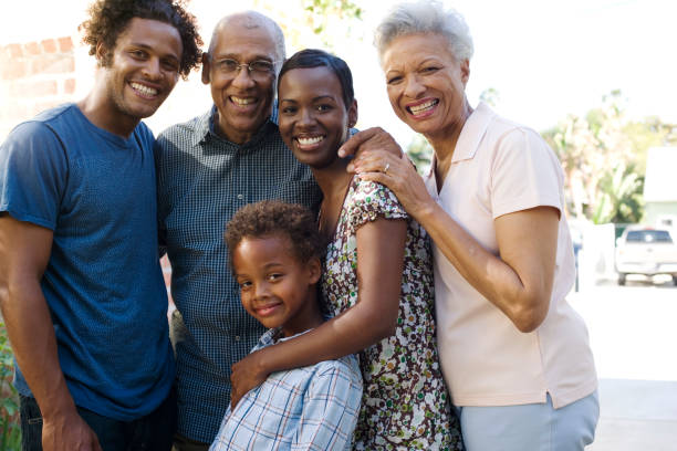 grupo de cinco personas en frente de casa - diferencia entre generaciones fotografías e imágenes de stock