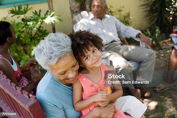 女性を行う若い女の子の背景に人 - 多民族のストックフォトや画像を多数ご用意 - 多民族, 祖母, 祖父