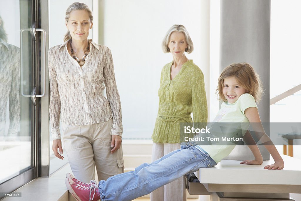Três gerações de mulheres na sala de estar moderna de casa - Foto de stock de 50-54 anos royalty-free
