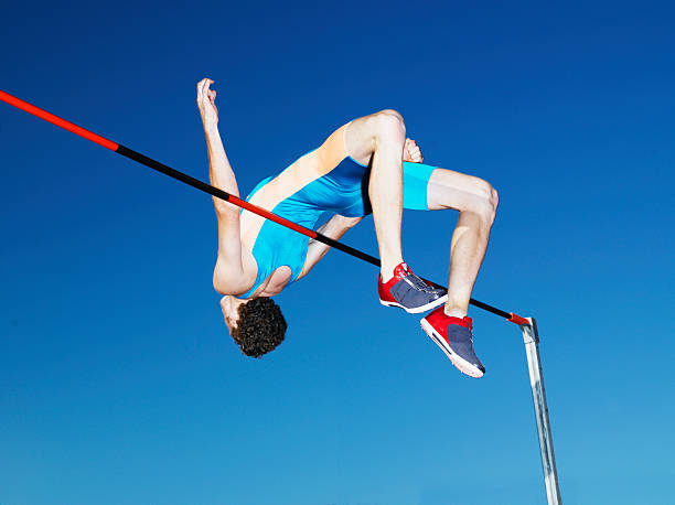 atleta de salto desde mediados de aire - salto de altura fotografías e imágenes de stock