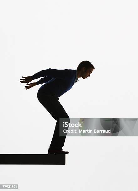 Hombre De Pie En Un Tablón De Darse Más De Cornisa Foto de stock y más banco de imágenes de Hacia delante - Hacia delante, Interior, Repisa