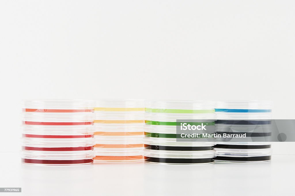 Pile di coloratissimi piastre petri - Foto stock royalty-free di Ambientazione interna