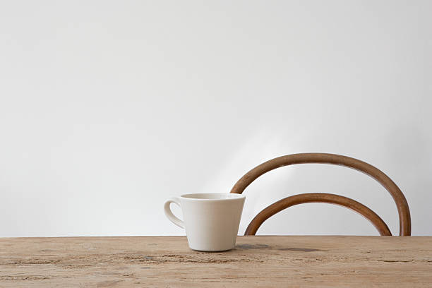 vuoto tazza sul tavolo e sedia - nobody drink hot drink coffee foto e immagini stock