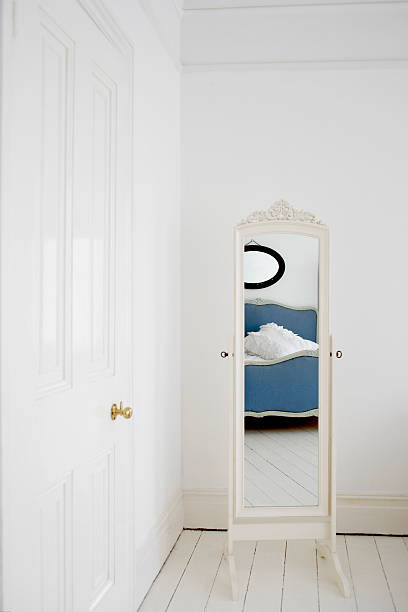 vide chambre avec miroir et lit - psyche photos et images de collection