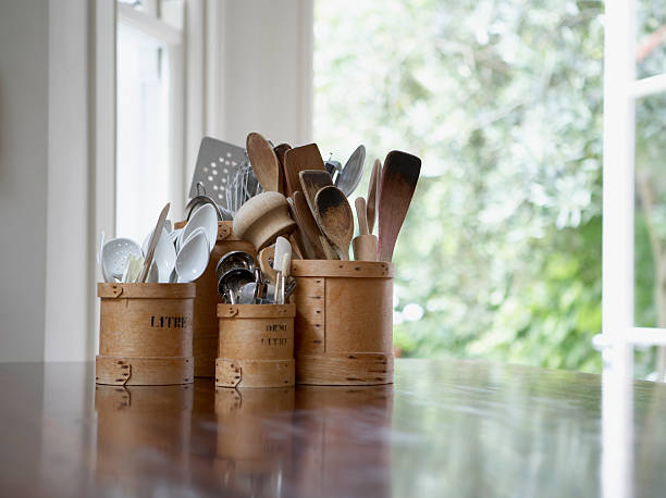 utensílios de cozinha em recipientes na tabela - utensílio de cozinha imagens e fotografias de stock