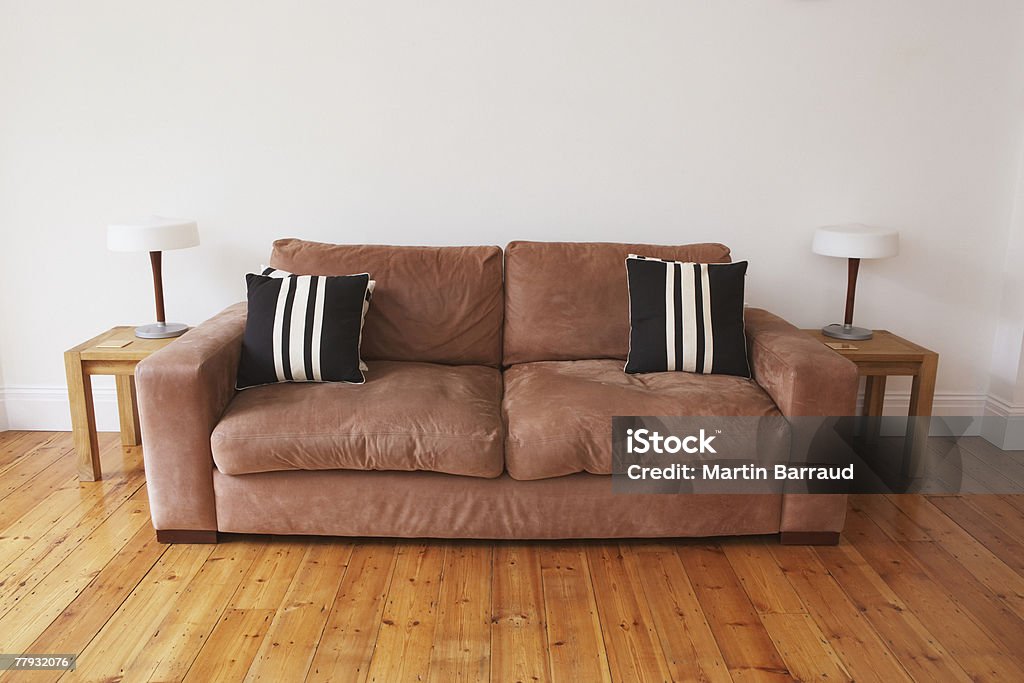Vazio sala de estar com sofá e mesas de canto - Foto de stock de Sofá royalty-free