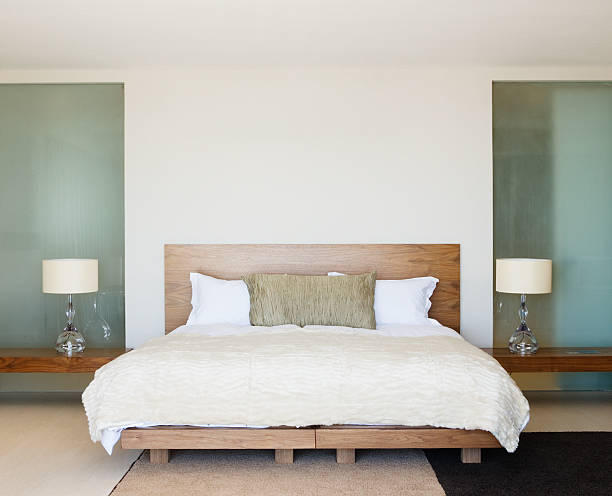 современный двуспальная кровать с прикроватными тумбочками - cozy bedside стоковые фото и изображения
