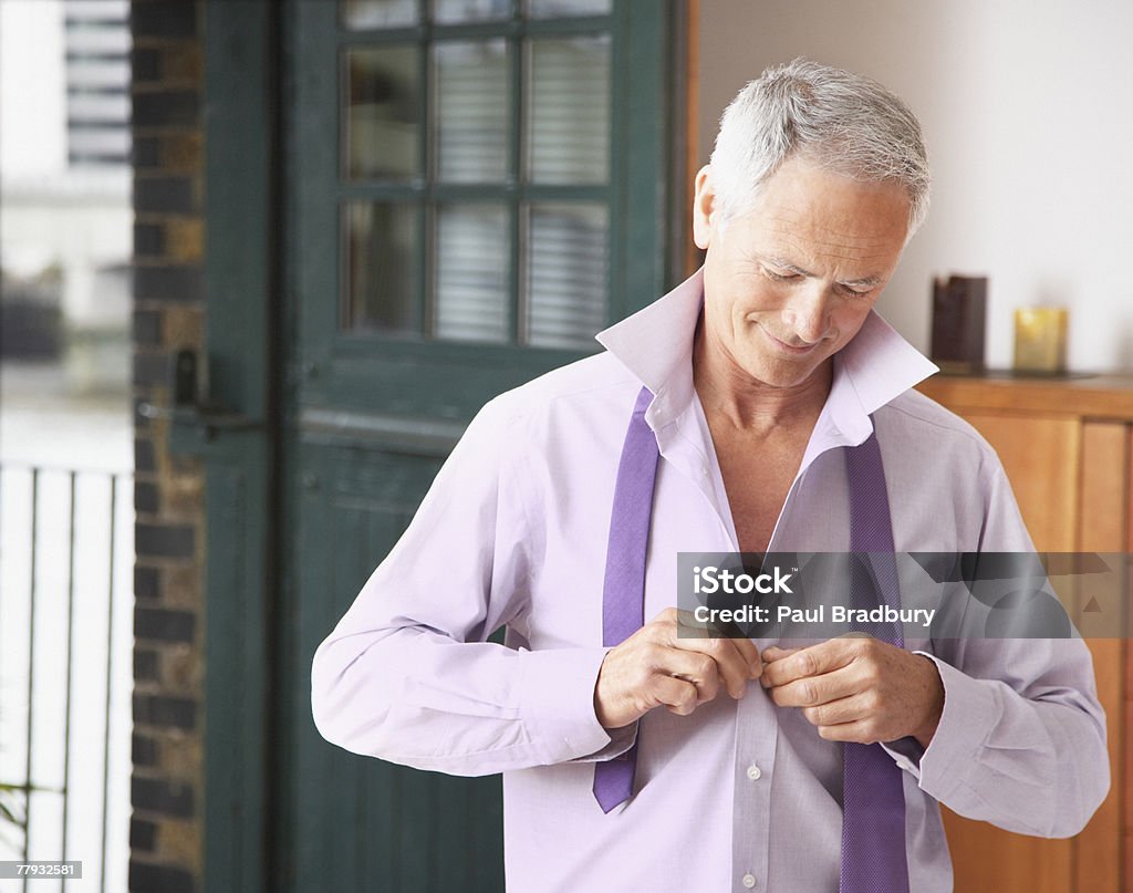 Homem no quarto vestir para trabalho - Royalty-free 55-59 anos Foto de stock