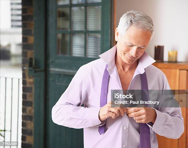 Homem No Quarto Vestir Para Trabalho - Fotografias de stock e mais imagens de 55-59 anos - 55-59 anos, Adulto maduro, Começo