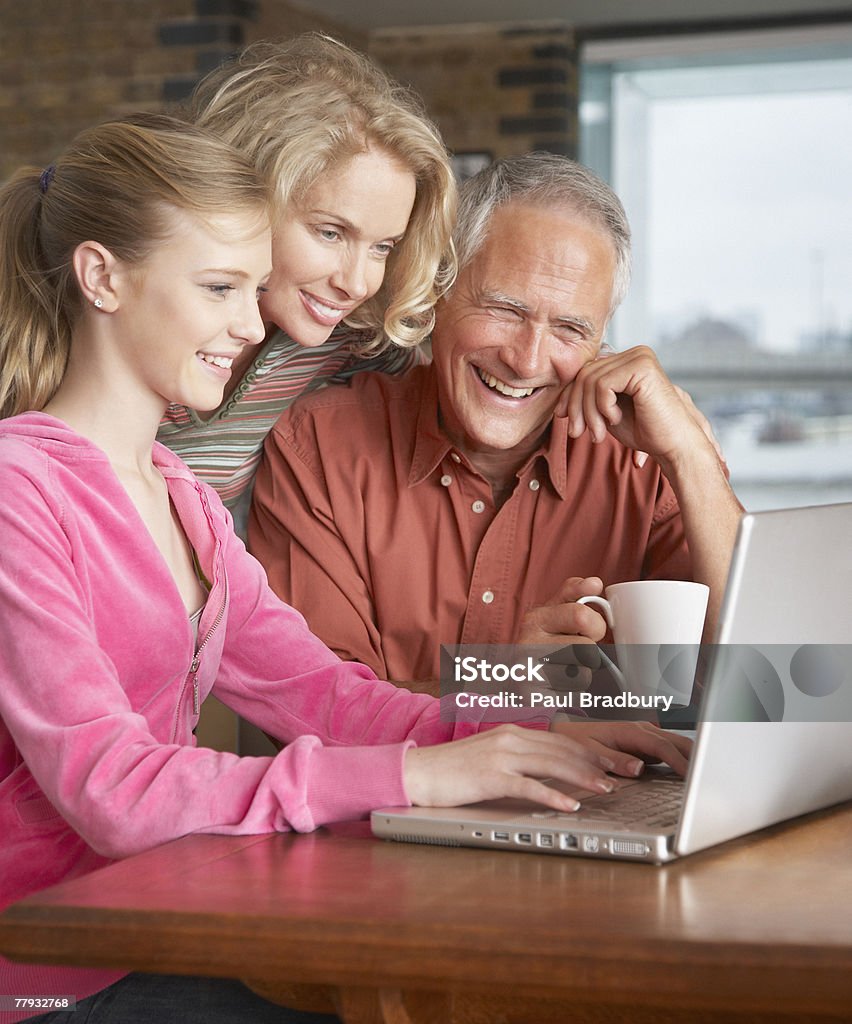 Coppia con ragazza sul computer portatile a casa moderna - Foto stock royalty-free di 14-15 anni