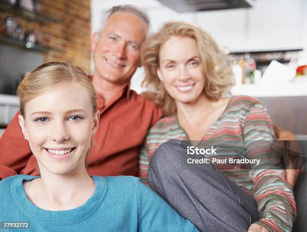 커플입니다 및 여자아이 앉아 거실용 50-54세에 대한 스톡 사진 및 기타 이미지 - 50-54세, 커플, 14-15 살