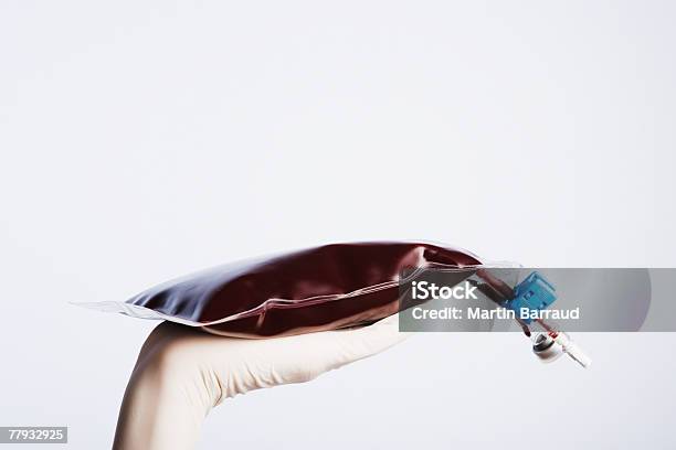 Urządzenie Może Być Obsługiwane Nawet W Rękawiczkach Trzymając Z Worka Infuzyjnego Pełnej Krwi - zdjęcia stockowe i więcej obrazów Infuzja dożylna