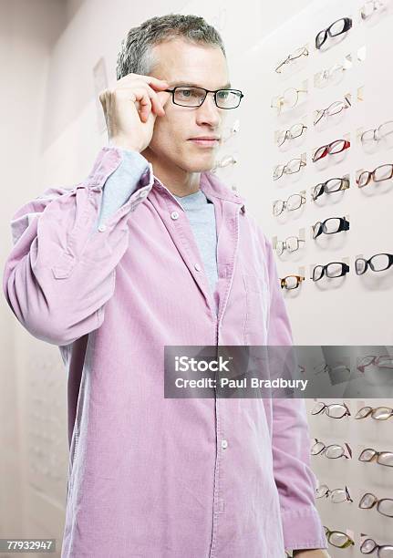 Photo libre de droit de Homme Essayer Des Lunettes À La Boutique Doptique banque d'images et plus d'images libres de droit de 40-44 ans - 40-44 ans, Adulte d'âge mûr, Affaires