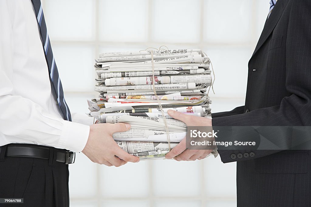 Dois trabalhadores de escritório, segurando jornais - Foto de stock de Jornal royalty-free