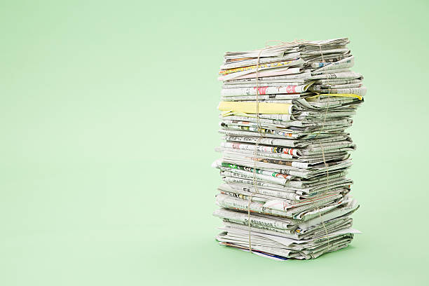 ein stapel zeitungen - stack of newspapers fotos stock-fotos und bilder