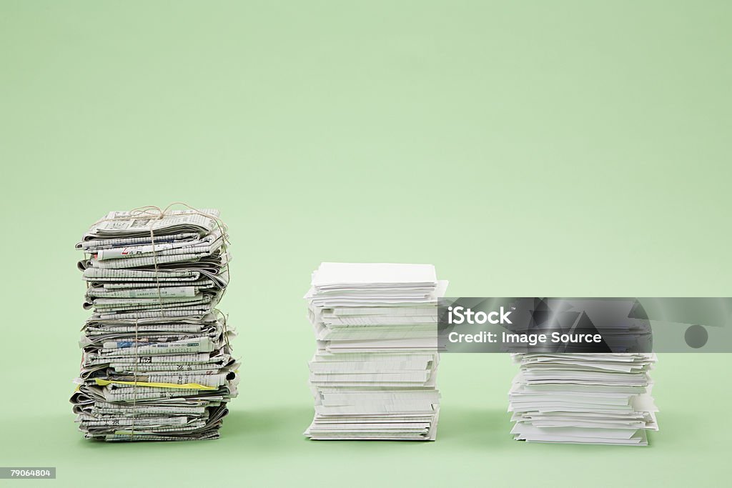 Pilhas de papel e jornais em uma fileira - Foto de stock de Pacote - Arranjo royalty-free