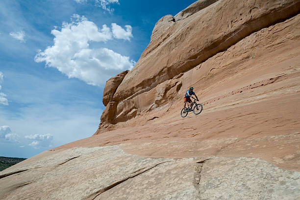 andar de bicicleta de montanha no looking glass rock - looking glass rock imagens e fotografias de stock