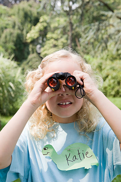 dziewczyna za pomocą lornetki - discovery elementary school field trip zoo zdjęcia i obrazy z banku zdjęć