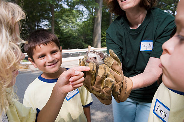 dzieci i dozorca w zoo z jeż - discovery elementary school field trip zoo zdjęcia i obrazy z banku zdjęć