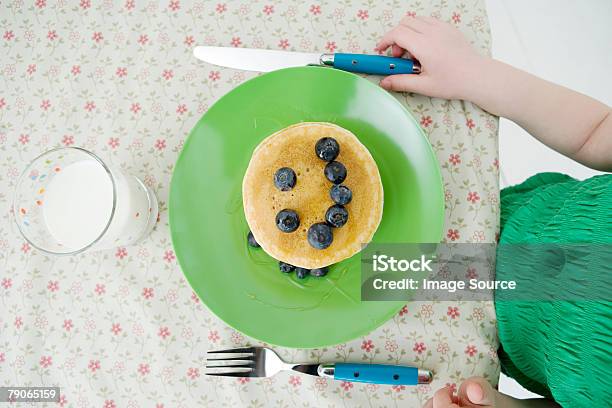 Ein Pfannkuchen Mit Smileygesicht Stockfoto und mehr Bilder von Eierkuchen-Speise - Eierkuchen-Speise, Amerikanische Heidelbeere, Ansicht aus erhöhter Perspektive